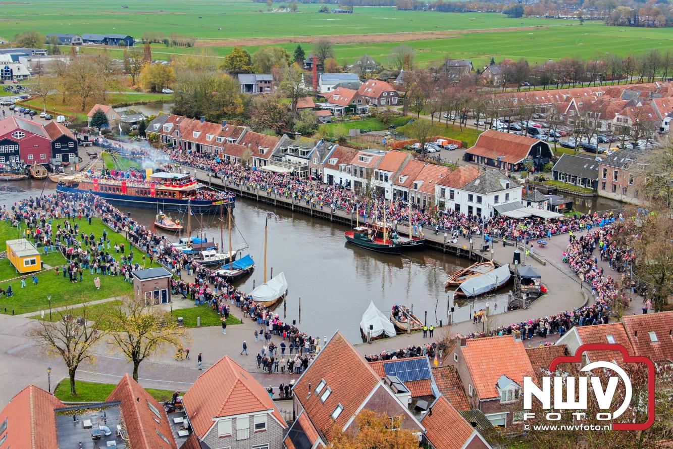 Grote drukte rond de haven in Elburg: Sinterklaas warm onthaald door talloze kinderen. - © NWVFoto.nl