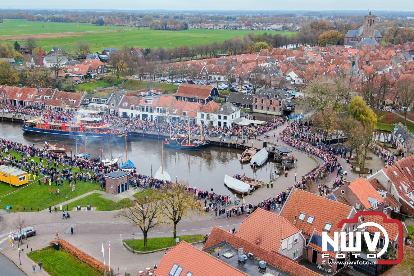 Grote drukte rond de haven in Elburg: Sinterklaas warm onthaald door talloze kinderen. - © NWVFoto.nl