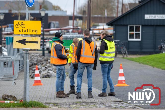 Grote drukte rond de haven in Elburg: Sinterklaas warm onthaald door talloze kinderen. - © NWVFoto.nl