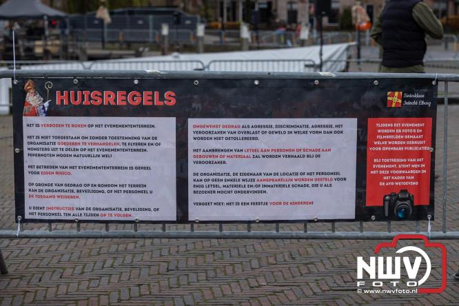 Grote drukte rond de haven in Elburg: Sinterklaas warm onthaald door talloze kinderen. - © NWVFoto.nl