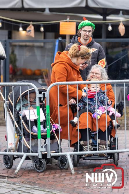 Grote drukte rond de haven in Elburg: Sinterklaas warm onthaald door talloze kinderen. - © NWVFoto.nl