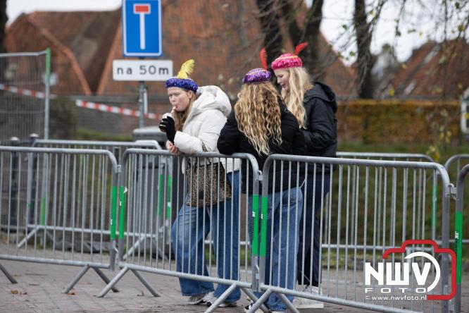 Grote drukte rond de haven in Elburg: Sinterklaas warm onthaald door talloze kinderen. - © NWVFoto.nl