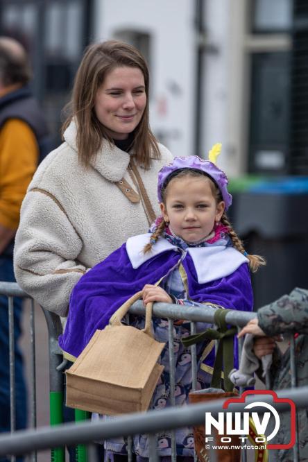 Grote drukte rond de haven in Elburg: Sinterklaas warm onthaald door talloze kinderen. - © NWVFoto.nl