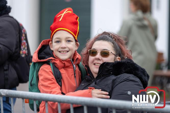 Grote drukte rond de haven in Elburg: Sinterklaas warm onthaald door talloze kinderen. - © NWVFoto.nl