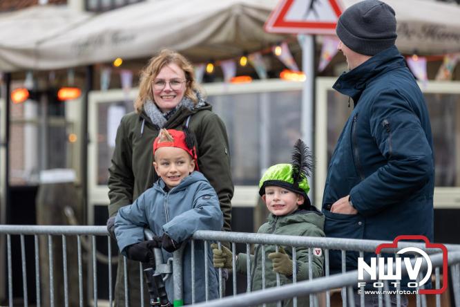 Grote drukte rond de haven in Elburg: Sinterklaas warm onthaald door talloze kinderen. - © NWVFoto.nl