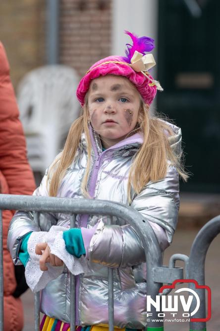 Grote drukte rond de haven in Elburg: Sinterklaas warm onthaald door talloze kinderen. - © NWVFoto.nl