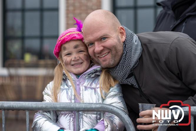 Grote drukte rond de haven in Elburg: Sinterklaas warm onthaald door talloze kinderen. - © NWVFoto.nl