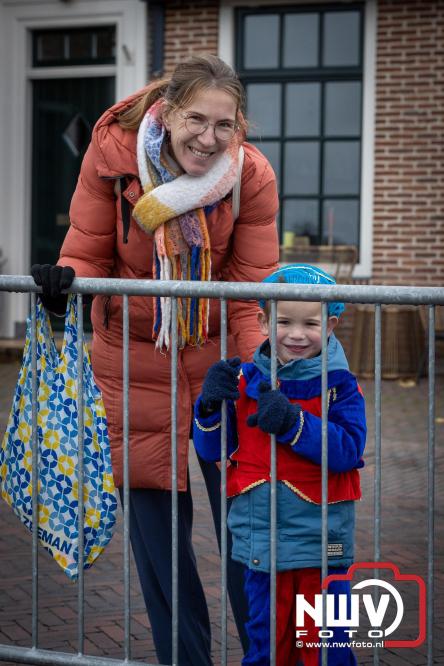 Grote drukte rond de haven in Elburg: Sinterklaas warm onthaald door talloze kinderen. - © NWVFoto.nl