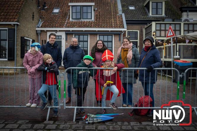 Grote drukte rond de haven in Elburg: Sinterklaas warm onthaald door talloze kinderen. - © NWVFoto.nl