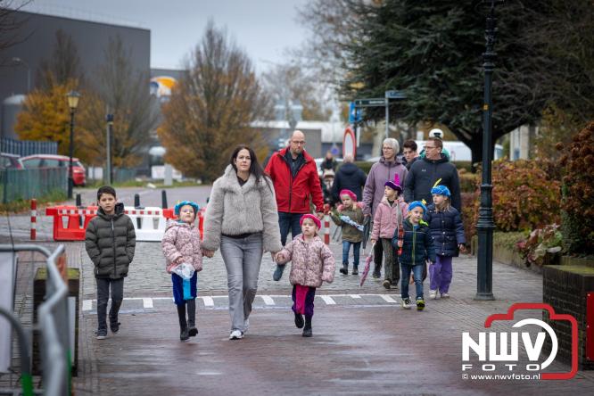 Grote drukte rond de haven in Elburg: Sinterklaas warm onthaald door talloze kinderen. - © NWVFoto.nl