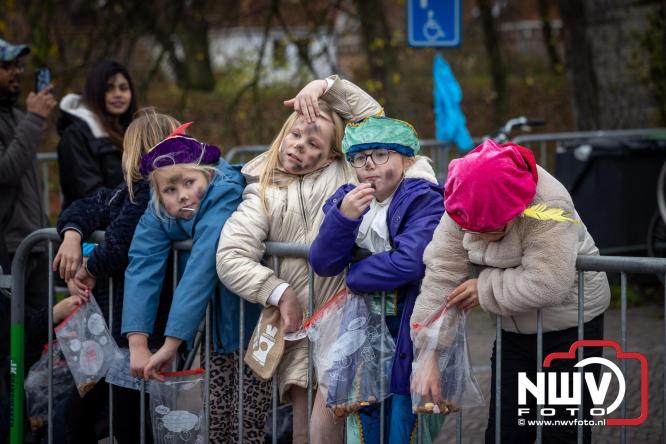 Grote drukte rond de haven in Elburg: Sinterklaas warm onthaald door talloze kinderen. - © NWVFoto.nl
