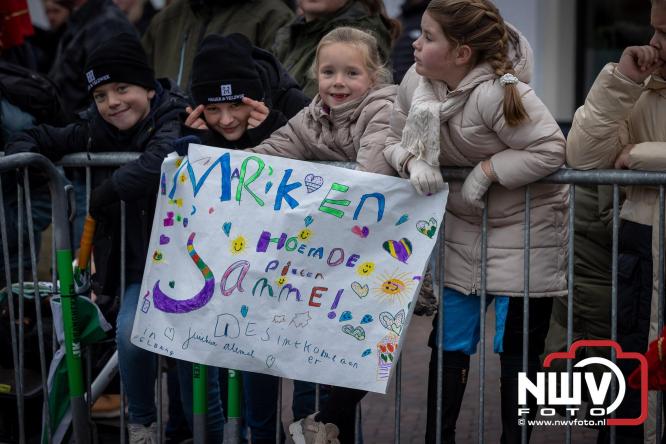 Grote drukte rond de haven in Elburg: Sinterklaas warm onthaald door talloze kinderen. - © NWVFoto.nl