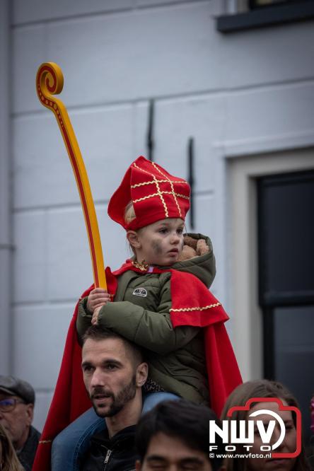 Grote drukte rond de haven in Elburg: Sinterklaas warm onthaald door talloze kinderen. - © NWVFoto.nl