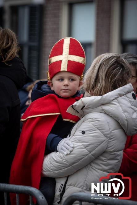 Grote drukte rond de haven in Elburg: Sinterklaas warm onthaald door talloze kinderen. - © NWVFoto.nl