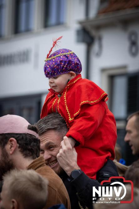 Grote drukte rond de haven in Elburg: Sinterklaas warm onthaald door talloze kinderen. - © NWVFoto.nl