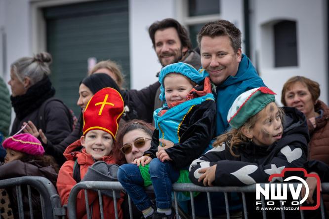 Grote drukte rond de haven in Elburg: Sinterklaas warm onthaald door talloze kinderen. - © NWVFoto.nl