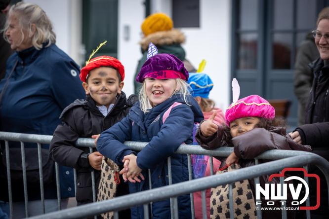 Grote drukte rond de haven in Elburg: Sinterklaas warm onthaald door talloze kinderen. - © NWVFoto.nl