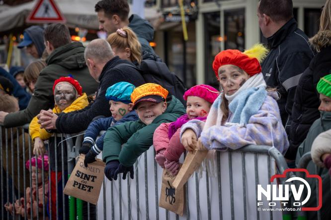 Grote drukte rond de haven in Elburg: Sinterklaas warm onthaald door talloze kinderen. - © NWVFoto.nl