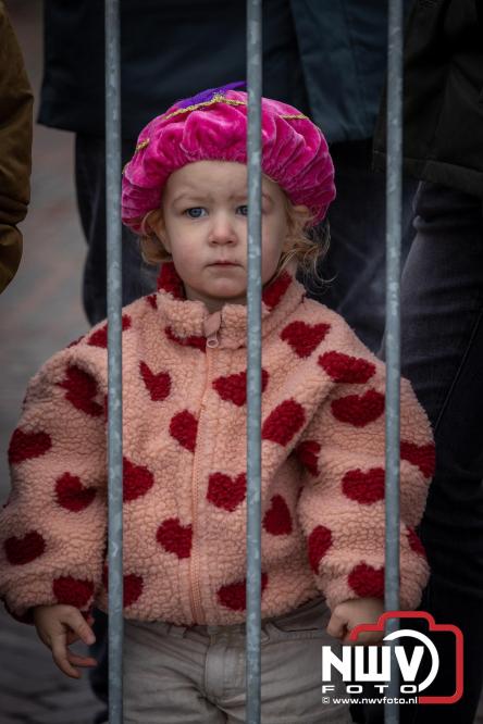 Grote drukte rond de haven in Elburg: Sinterklaas warm onthaald door talloze kinderen. - © NWVFoto.nl