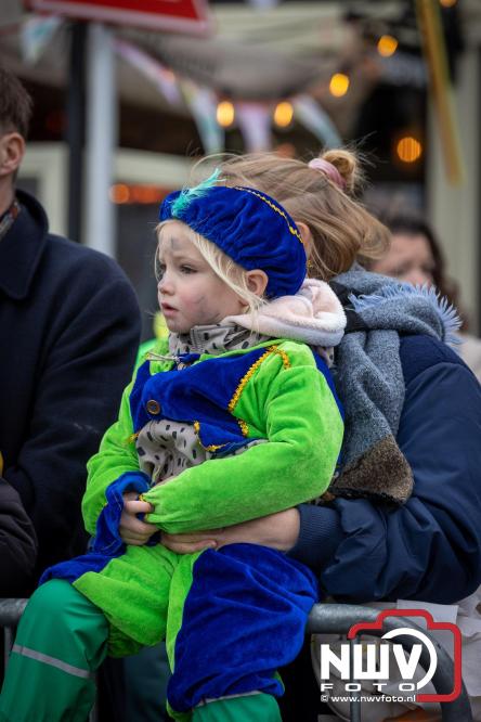 Grote drukte rond de haven in Elburg: Sinterklaas warm onthaald door talloze kinderen. - © NWVFoto.nl