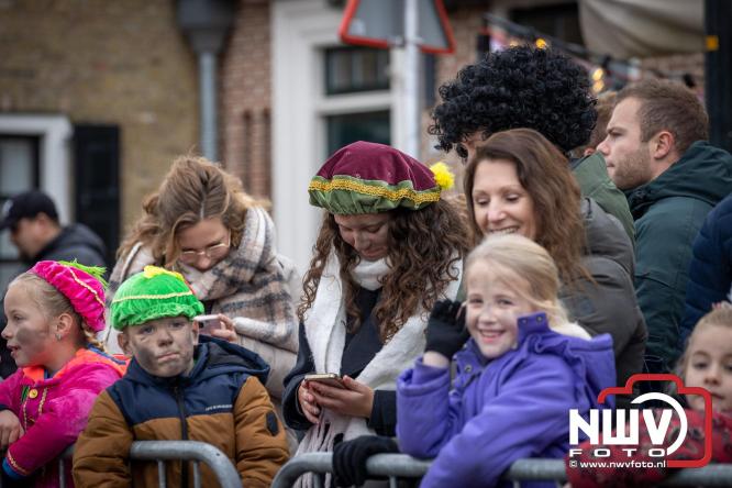 Grote drukte rond de haven in Elburg: Sinterklaas warm onthaald door talloze kinderen. - © NWVFoto.nl