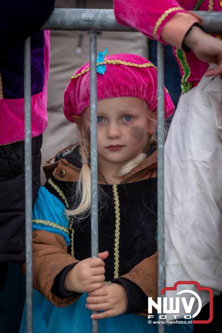 Grote drukte rond de haven in Elburg: Sinterklaas warm onthaald door talloze kinderen. - © NWVFoto.nl