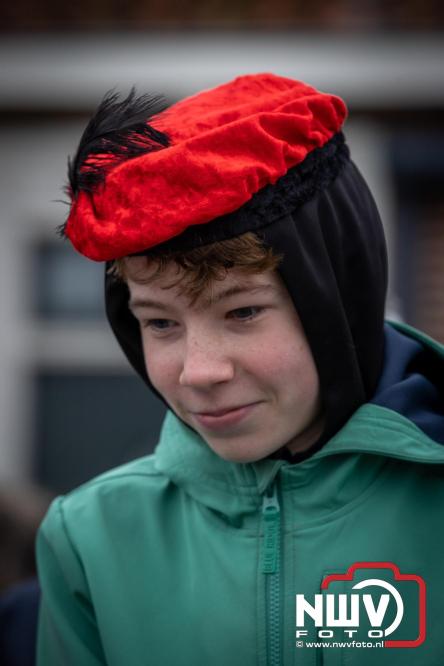 Grote drukte rond de haven in Elburg: Sinterklaas warm onthaald door talloze kinderen. - © NWVFoto.nl