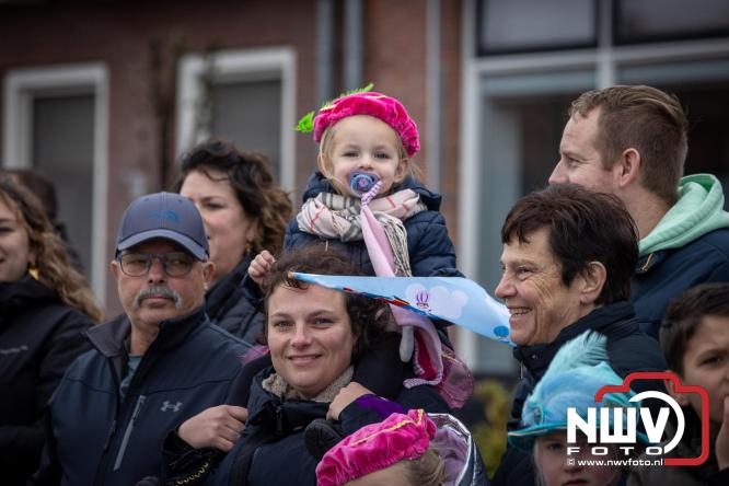 Grote drukte rond de haven in Elburg: Sinterklaas warm onthaald door talloze kinderen. - © NWVFoto.nl