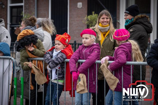 Grote drukte rond de haven in Elburg: Sinterklaas warm onthaald door talloze kinderen. - © NWVFoto.nl