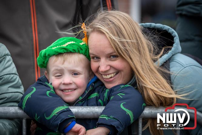 Grote drukte rond de haven in Elburg: Sinterklaas warm onthaald door talloze kinderen. - © NWVFoto.nl