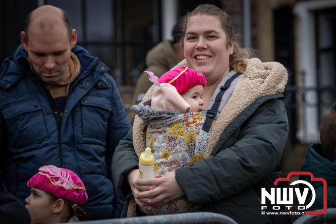 Grote drukte rond de haven in Elburg: Sinterklaas warm onthaald door talloze kinderen. - © NWVFoto.nl