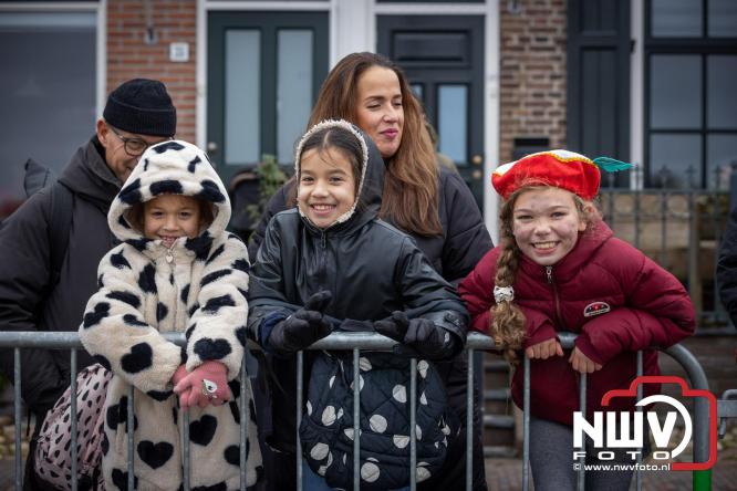 Grote drukte rond de haven in Elburg: Sinterklaas warm onthaald door talloze kinderen. - © NWVFoto.nl