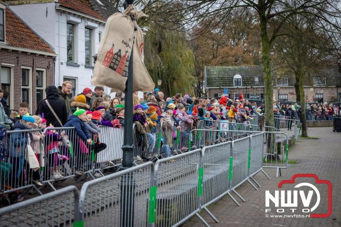 Grote drukte rond de haven in Elburg: Sinterklaas warm onthaald door talloze kinderen. - © NWVFoto.nl