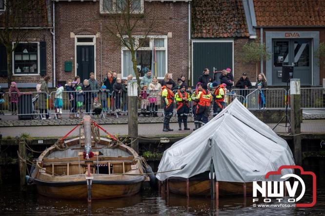 Grote drukte rond de haven in Elburg: Sinterklaas warm onthaald door talloze kinderen. - © NWVFoto.nl