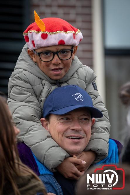 Grote drukte rond de haven in Elburg: Sinterklaas warm onthaald door talloze kinderen. - © NWVFoto.nl