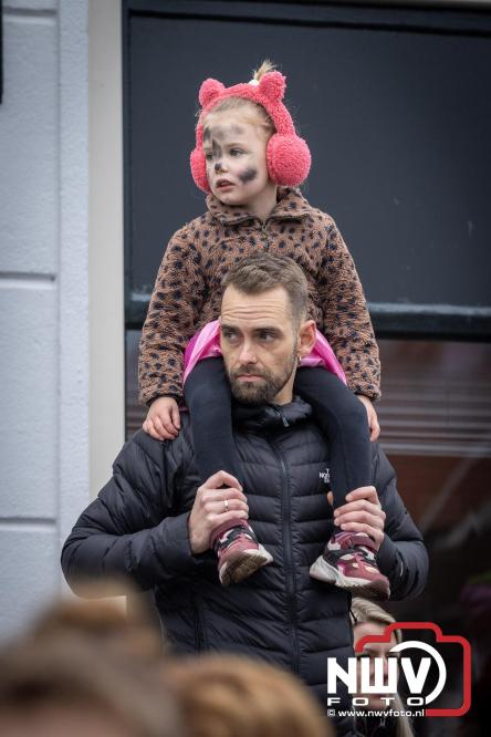 Grote drukte rond de haven in Elburg: Sinterklaas warm onthaald door talloze kinderen. - © NWVFoto.nl