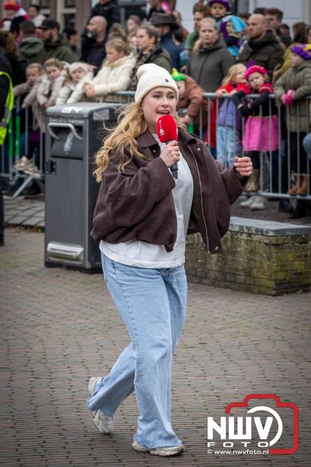 Grote drukte rond de haven in Elburg: Sinterklaas warm onthaald door talloze kinderen. - © NWVFoto.nl