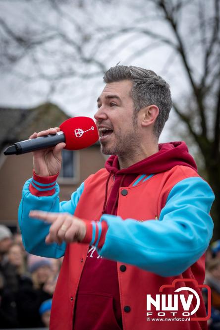 Grote drukte rond de haven in Elburg: Sinterklaas warm onthaald door talloze kinderen. - © NWVFoto.nl