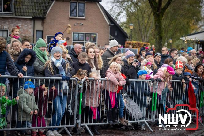 Grote drukte rond de haven in Elburg: Sinterklaas warm onthaald door talloze kinderen. - © NWVFoto.nl