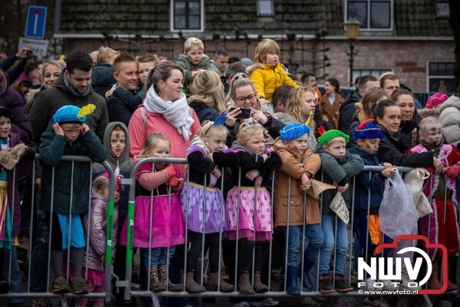 Grote drukte rond de haven in Elburg: Sinterklaas warm onthaald door talloze kinderen. - © NWVFoto.nl