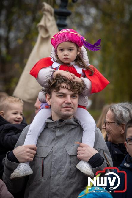 Grote drukte rond de haven in Elburg: Sinterklaas warm onthaald door talloze kinderen. - © NWVFoto.nl