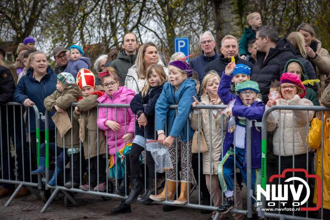 Grote drukte rond de haven in Elburg: Sinterklaas warm onthaald door talloze kinderen. - © NWVFoto.nl