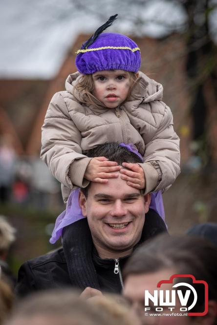 Grote drukte rond de haven in Elburg: Sinterklaas warm onthaald door talloze kinderen. - © NWVFoto.nl