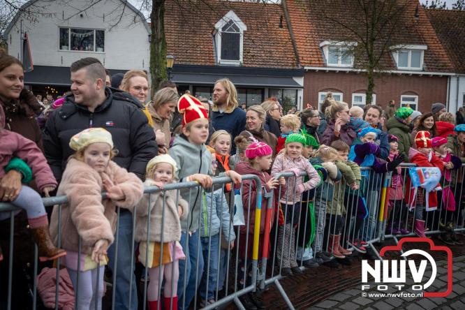 Grote drukte rond de haven in Elburg: Sinterklaas warm onthaald door talloze kinderen. - © NWVFoto.nl