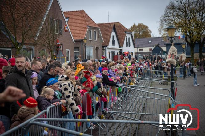 Grote drukte rond de haven in Elburg: Sinterklaas warm onthaald door talloze kinderen. - © NWVFoto.nl