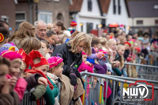 Grote drukte rond de haven in Elburg: Sinterklaas warm onthaald door talloze kinderen. - © NWVFoto.nl