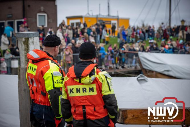 Grote drukte rond de haven in Elburg: Sinterklaas warm onthaald door talloze kinderen. - © NWVFoto.nl