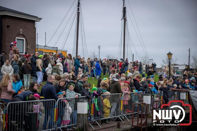 Grote drukte rond de haven in Elburg: Sinterklaas warm onthaald door talloze kinderen. - © NWVFoto.nl