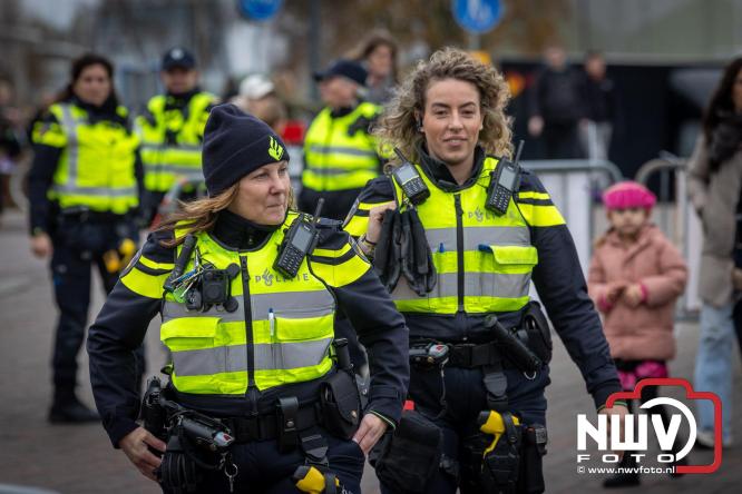 Grote drukte rond de haven in Elburg: Sinterklaas warm onthaald door talloze kinderen. - © NWVFoto.nl