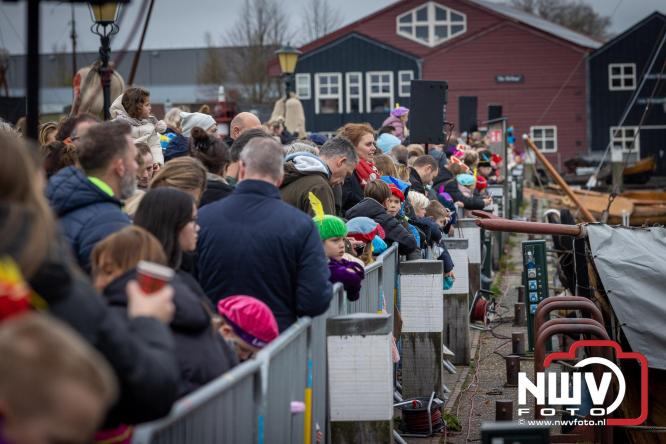 Grote drukte rond de haven in Elburg: Sinterklaas warm onthaald door talloze kinderen. - © NWVFoto.nl